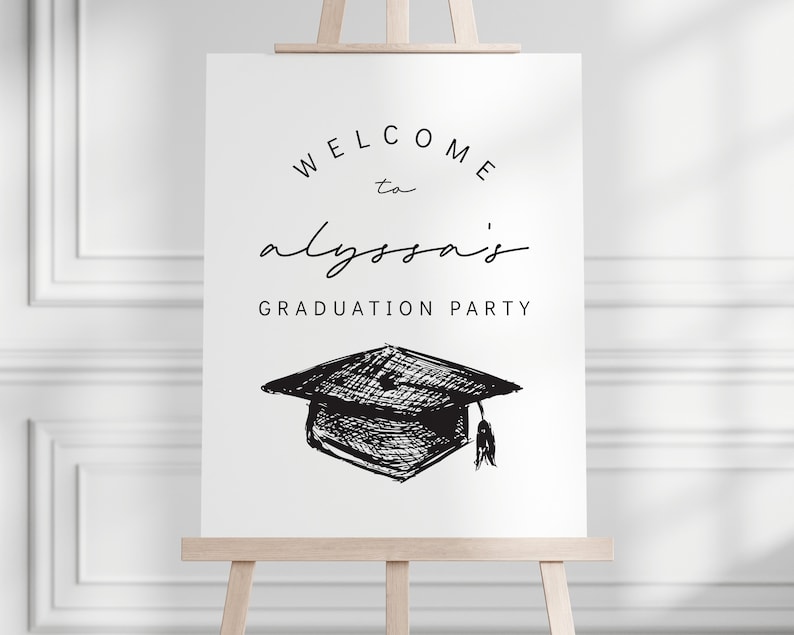 Pu&ograve; includere: Un cartello bianco su un cavalletto di legno con la scritta nera "WELCOME to alyssa's GRADUATION PARTY". Sotto, un disegno in bianco e nero di un cappello di laurea.