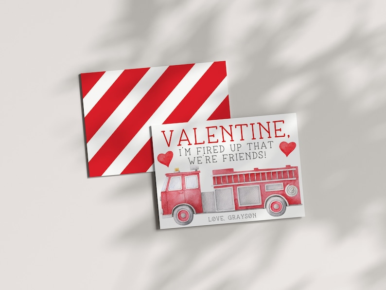 K&ouml;nnte beinhalten: Valentinstagskarte mit einem rot-wei&szlig; gestreiften Umschlag. Die Karte zeigt eine Aquarellillustration eines roten Feuerwehrautos und den Text "VALENTINE, I'M FIRED UP THAT WE'RE FRIENDS!" mit zwei roten Herzen.