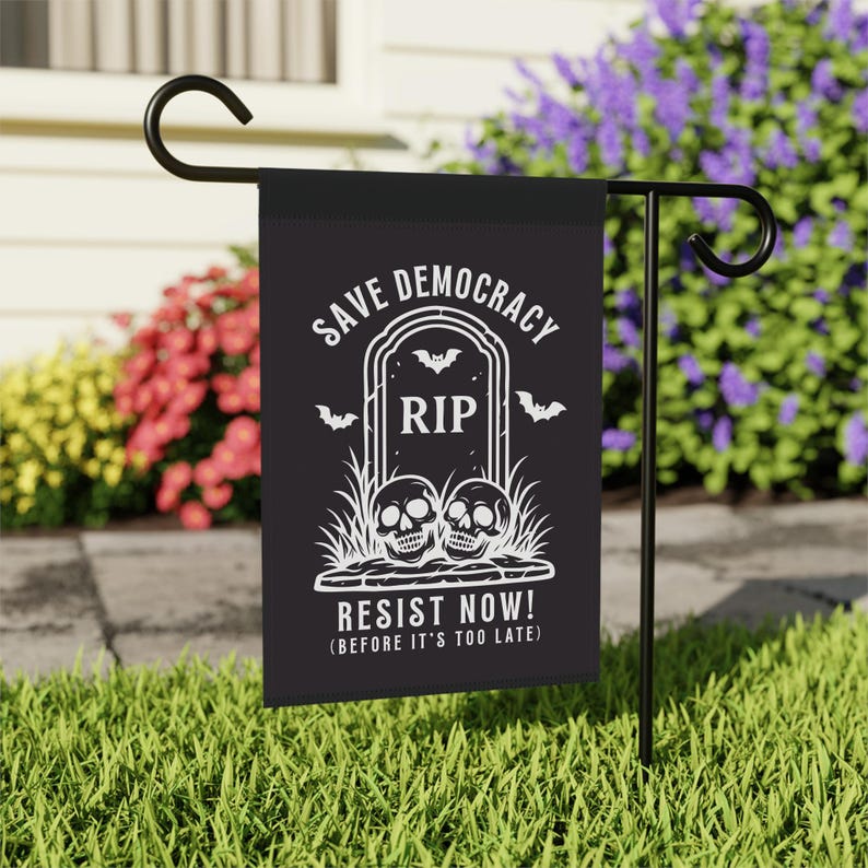 Bandera de la democracia de Halloween, bandera de jardín "Salva la democracia, resiste ahora", pancarta política de la casa RIP Tombstone con calaveras imagen 3