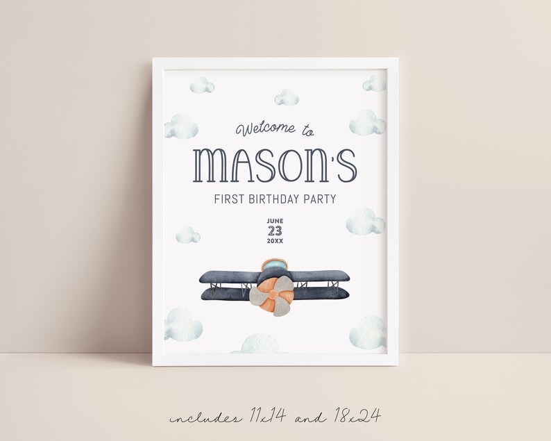 Może przedstawiać: Oprawiony wydruk z białym obramowaniem zawiera napis "Welcome to Mason's First Birthday Party" w granatowym skrypcie. Akwarelowy samolot i chmury zdobią wydruk. Data "June 23 20XX" jest r&oacute;wnież uwzględniona.