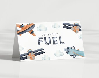 Puede incluir: Una tarjeta blanca con un tema de avión azul y naranja. La tarjeta dice "Jet Engine Fuel" en texto negro con un aspecto desgastado.