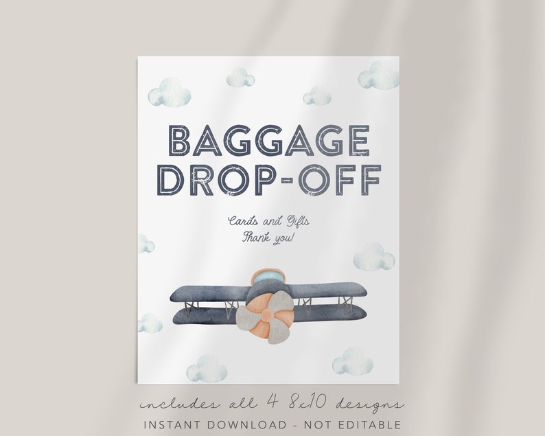 以下が含まれることがあります： 青い飛行機と雲が描かれた印刷可能なサインで、「BAGGAGE DROP-OFF」と「Cards and Gifts Thank you!」と書かれています。また、「includes all 4 8x10 designs INSTANT DOWNLOAD - NOT EDITABLE」とも書かれています。