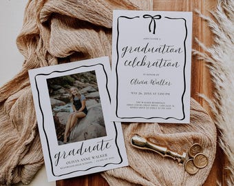 Puede incluir: Dos tarjetas blancas de anuncio de graduación con caligrafía negra y una foto. Una tarjeta dice "graduado" y la otra "celebración de graduación". Un sello de cera dorado y tela beige también están en la imagen.