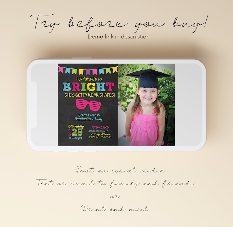Op de afbeelding: Een uitnodiging voor een afstudeerfeest met een krijtbordachtergrond. De uitnodiging heeft een kleurrijk lint, zonnebrillen en de tekst "Her future's so BRIGHT... SHE'S GOTTA WEAR SHADES!" De uitnodiging bevat ook de datum, tijd en locatie van het feest.