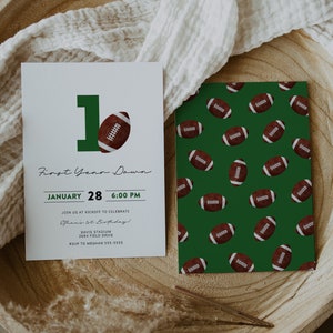 Può includere: Un invito verde e bianco con un design a forma di pallone da calcio. La carta dice "First Year Down" e ha la data "January 28" e l'ora "6:00 PM".
