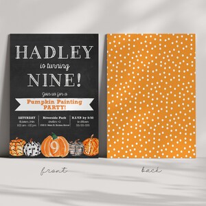 Pu&ograve; includere: Un invito in stile lavagna per una festa di pittura di zucche. L'invito dice "Hadley compie NOVE!" e include i dettagli per la festa, tra cui la data, l'ora, il luogo e le informazioni RSVP.