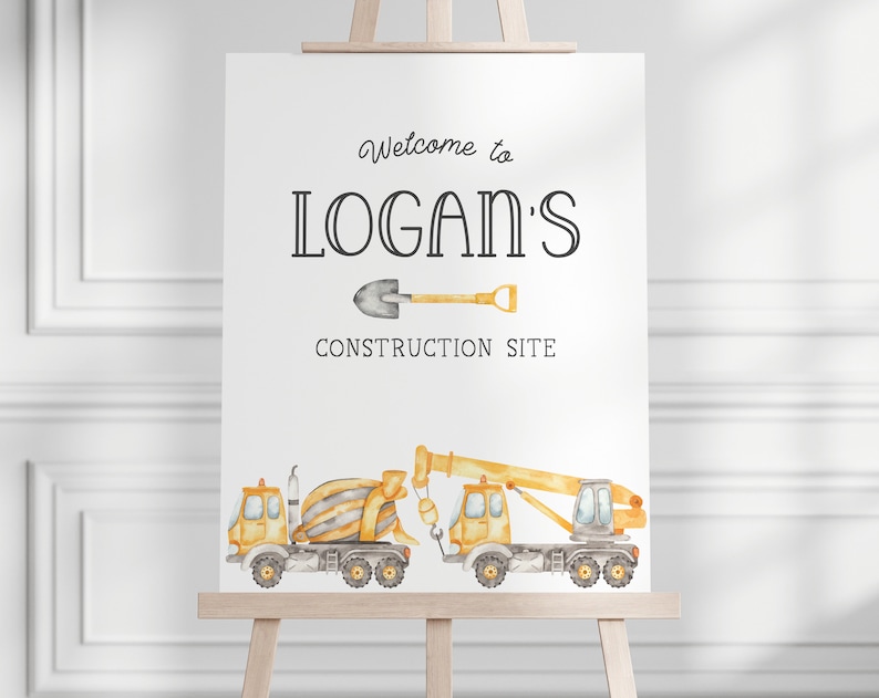 Op de afbeelding: Een welkomstbord voor een bouwthemafeest. Het bord is wit met zwarte tekst die "Welkom op Logans bouwplaats" luidt. Er staat een gele en grijze speelgoedbetonmixer en een gele en grijze speelgoedkraan op het bord. Boven de tekst staat een kleine schop.