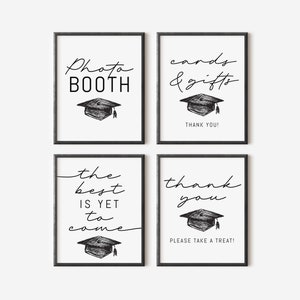 Pu&ograve; includere: Quattro cartelli di laurea incorniciati con cornici nere e sfondi bianchi. I cartelli recitano "Photo Booth", "Cards & Gifts", "The Best Is Yet To Come" e "Thank You". Ogni cartello include un'illustrazione del cappello di laurea.