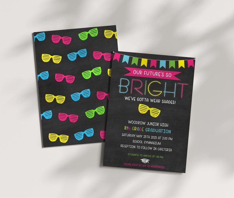 Op de afbeelding: Een zwart-witte uitnodiging voor de afstuderen met neonroze, gele, blauwe en groene tekst. De tekst luidt: "Onze toekomst is zo helder, we moeten zonnebrillen dragen!" Woodrow Junior High 8th Grade Graduation. Zaterdag 25 mei 2025 om 14:00 uur. Schoolgymzaal. Receptie aansluitend in de cafetaria. Leerlingen dienen om 13:00 uur aanwezig te zijn. Graag v&oacute;&oacute;r 15 mei aanmelden bij het hoofdkantoor.