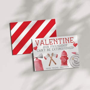 K&ouml;nnte beinhalten: Valentinstagskarte mit einem rot-wei&szlig; gestreiften Umschlag. Die Karte zeigt Aquarellillustrationen von Feuerwehrwerkzeugen und den Text "VALENTINE, OUR FRIENDSHIP CAN'T BE EXTINGUISHED!" und "YOUR FRIEND, GRAYSON."