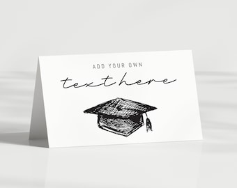 Può includere: Un biglietto bianco con testo nero che dice "Aggiungi il tuo testo qui" e un'illustrazione in bianco e nero di un cappello di laurea.