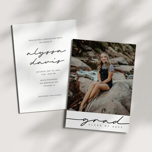K&ouml;nnte beinhalten: Einladung zu einer Abschlussfeier mit einem Foto einer jungen Frau, die auf einem Felsen an einem Bach sitzt. Der Text auf der Einladung lautet "Join us for a graduation party in honor of Alyssa Davis. Saturday, May 29, 20XX 5:00-8:00 PM Davis Residence 585 Meridian Ave. Chicago, IL Northside High School" und "grad Klasse von 2023".
