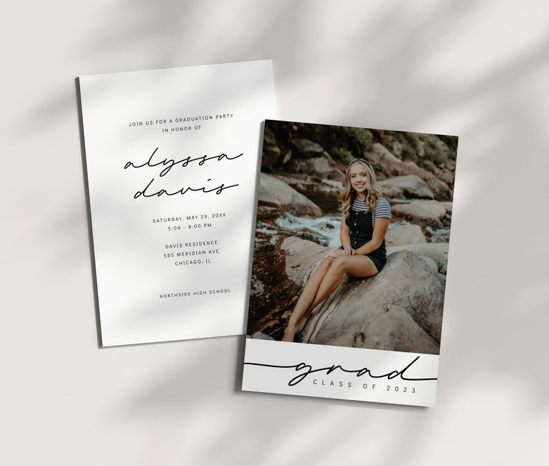 K&ouml;nnte beinhalten: Einladung zu einer Abschlussfeier mit einem Foto einer jungen Frau, die auf einem Felsen an einem Bach sitzt. Der Text auf der Einladung lautet "Join us for a graduation party in honor of Alyssa Davis. Saturday, May 29, 20XX 5:00-8:00 PM Davis Residence 585 Meridian Ave. Chicago, IL Northside High School" und "grad Klasse von 2023".