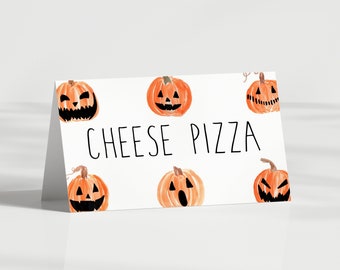 Op de afbeelding: Witte kaart met de tekst "CHEESE PIZZA" in zwart. De kaart is versierd met zes oranje jack-o'-lantern pompoenen met zwarte gezichtskenmerken.