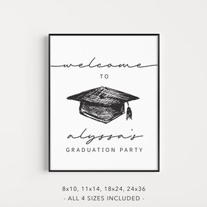 K&ouml;nnte beinhalten: Schwarzwei&szlig;es, druckbares Schild f&uuml;r eine Abschlussparty mit dem Text "welcome to alyssa's graduation party". Das Schild zeigt eine handgezeichnete Illustration einer Abschluss-Kappe. Das Schild ist in vier Gr&ouml;&szlig;en erh&auml;ltlich: 8x10, 11x14, 18x24 und 24x36 Zoll.