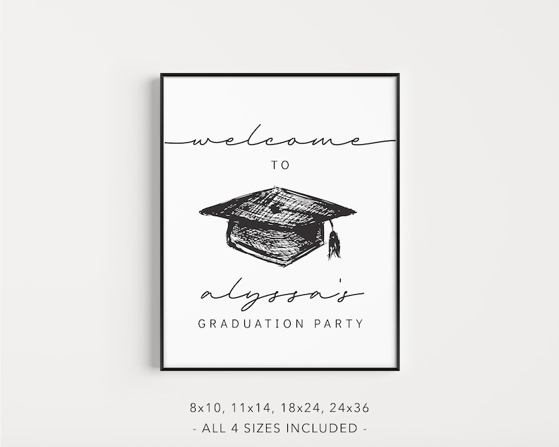 K&ouml;nnte beinhalten: Schwarzwei&szlig;es, druckbares Schild f&uuml;r eine Abschlussparty mit dem Text "welcome to alyssa's graduation party". Das Schild zeigt eine handgezeichnete Illustration einer Abschluss-Kappe. Das Schild ist in vier Gr&ouml;&szlig;en erh&auml;ltlich: 8x10, 11x14, 18x24 und 24x36 Zoll.