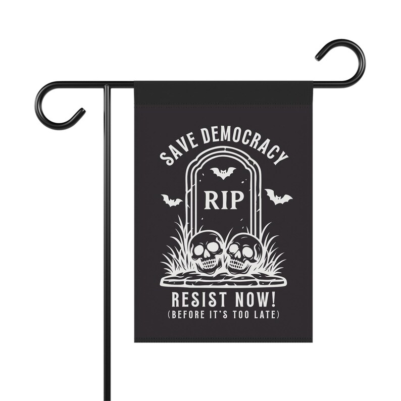 Bandera de la democracia de Halloween, bandera de jardín "Salva la democracia, resiste ahora", pancarta política de la casa RIP Tombstone con calaveras imagen 4