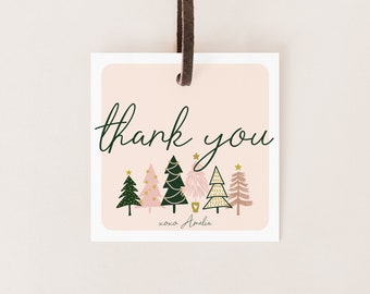 Może przedstawiać: Różowa i zielona świąteczna etykieta prezentowa z rzędem stylizowanych choinek i tekstem "thank you xoxo Amelia".
