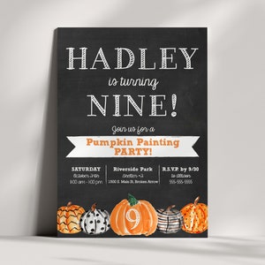 Pu&ograve; includere: Un invito in stile lavagna per una festa di pittura di zucche per il 9&deg; compleanno di Hadley. L'invito include la data, l'ora, il luogo e le informazioni RSVP. L'invito &egrave; decorato con zucche ad acquerello.