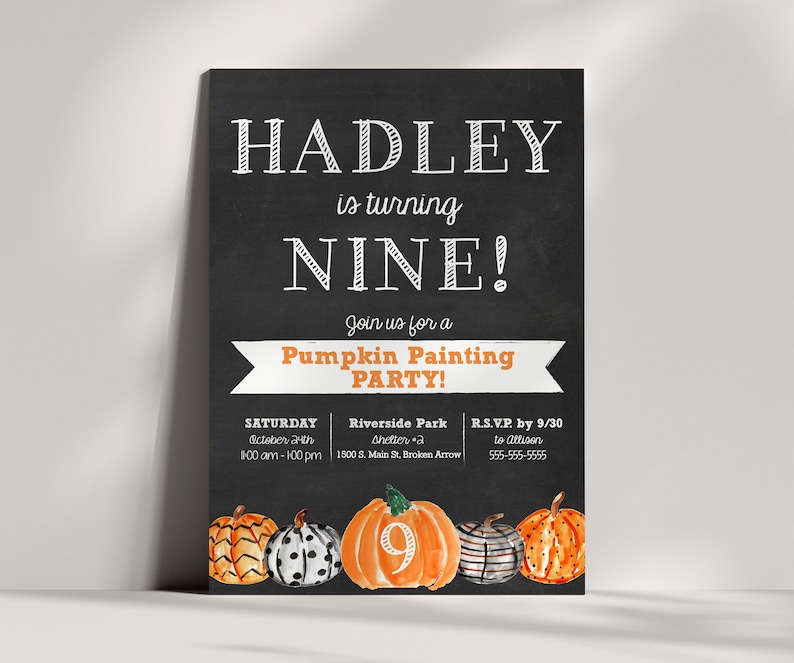 Pu&ograve; includere: Un invito in stile lavagna per una festa di pittura di zucche per il 9&deg; compleanno di Hadley. L'invito include la data, l'ora, il luogo e le informazioni RSVP. L'invito &egrave; decorato con zucche ad acquerello.