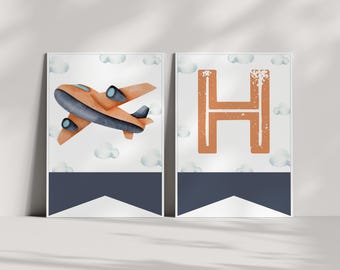 Puede incluir: Dos banderas de pancarta imprimibles con fondo blanco y banderines azules. Una bandera presenta un avión naranja volando en un cielo azul con nubes blancas. La otra bandera presenta la letra "H" en naranja con un aspecto texturizado.