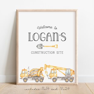 Op de afbeelding: Een afdrukbare kinderkamerkunstprint met een gele bouwtruck en een betonmixer. De print zegt "Welkom op Logans bouwplaats" en is verkrijgbaar in de maten 12x14 en 18x24.