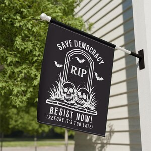 Bandera de la democracia de Halloween, bandera de jardín "Salva la democracia, resiste ahora", pancarta política de la casa RIP Tombstone con calaveras imagen 6