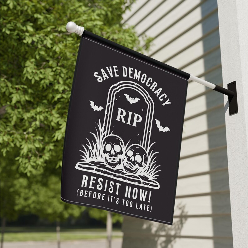 Bandera de la democracia de Halloween, bandera de jardín "Salva la democracia, resiste ahora", pancarta política de la casa RIP Tombstone con calaveras imagen 6