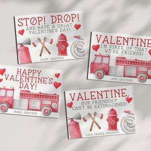 K&ouml;nnte beinhalten: Vier Valentinstagskarten mit einem Feuerwehr-Thema. Die Karten zeigen rote Feuerwehrautos, Herzen und Feuerwehrausr&uuml;stung. Jede Karte hat eine einzigartige Botschaft, wie "Happy Valentine's Day!" und "Ich freue mich, dass wir Freunde sind!"