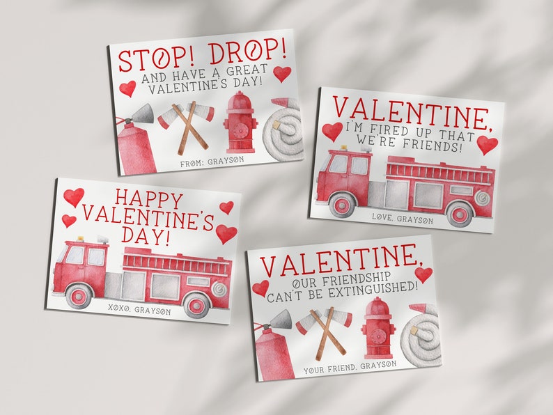 K&ouml;nnte beinhalten: Vier Valentinstagskarten mit einem Feuerwehr-Thema. Die Karten zeigen rote Feuerwehrautos, Herzen und Feuerwehrausr&uuml;stung. Jede Karte hat eine einzigartige Botschaft, wie "Happy Valentine's Day!" und "Ich freue mich, dass wir Freunde sind!"