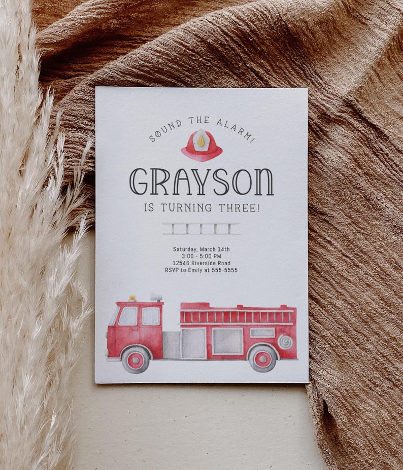 Puede incluir: Una tarjeta de invitaci&oacute;n de cumplea&ntilde;os rectangular blanca con un icono de casco de bombero rojo, el texto "SOUND THE ALARM! GRAYSON IS TURNING THREE!", un gr&aacute;fico de escalera, detalles del evento y una ilustraci&oacute;n en acuarela de un cami&oacute;n.