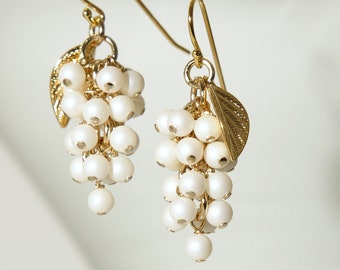 Pendientes de uvas de perlas blancas mate con alambre de oreja con base de oro de 18 quilates sobre plata 925