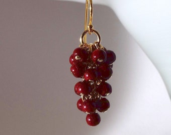 Orecchini a forma di uva con perle di vetro rosso scuro e oro 18 carati su filo per l'orecchio in argento sterling 925