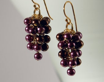 Pendientes de uvas con perlas de vidrio magenta oscuro y marrón con oro de 24 quilates sobre alambre de oreja de plata de ley 925