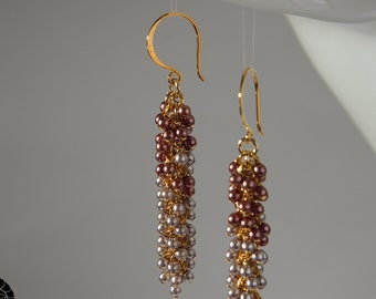 Petites boucles d'oreilles romantiques en forme de glycine avec de l'or 24 carats sur un fil d'oreille en argent sterling 925