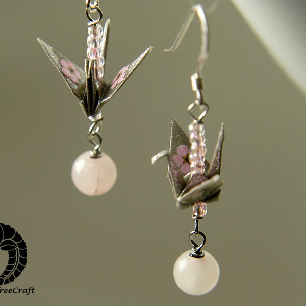 Origami crane earrings with rose quartz - Gray crane and pink