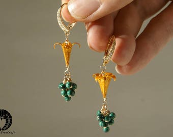 Brincos Origami Lily, em Vermeil Dourado, com Cravação de Malaquita