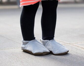 Grijs geborstelde denim babyschoenen / / grijs katoenen baby slippers, veganistische babylaarzen, zachte zool babyschoenen