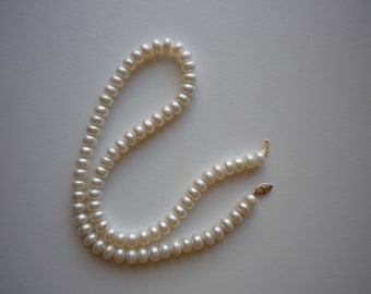 Beautiful Vintage White Disc Cultured Pearl 18" Necklace 14K Yellow Gold Clasp Wedding Bridal