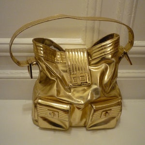 Bolso de hombro vintage Kooba de charol dorado metalizado con herrajes dorados