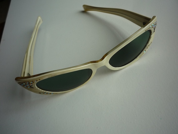 Rare Vintage 1950 White Mother of Pearl Acetate Rhinestone  display picture 3