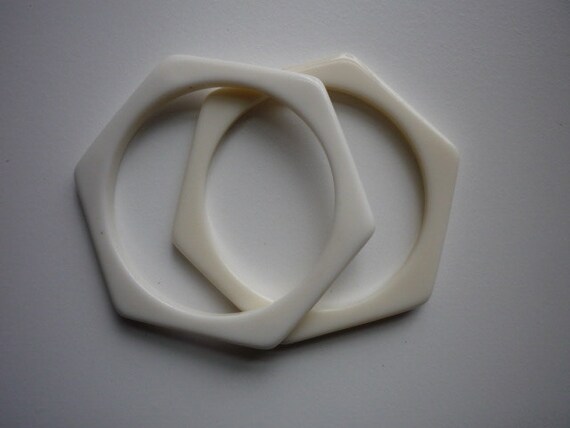 Vintage Hexagonal 2 White Lucite Bangle Bracelet - image 5