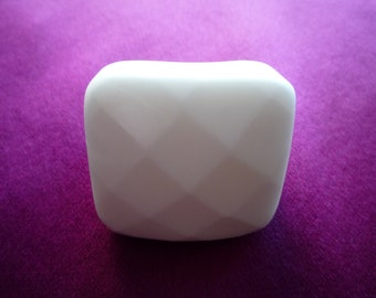 Anillo grande cuadrado llamativo, talla 6, de estilo vintage, con piedra blanca facetada gruesa y rara.