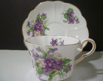 TEACUP ENGLISH VIOLETS. Vintage "Grosvenor" English Bone China teacup and Saucer