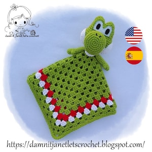 Può includere: Coperta per neonato in crochet verde con un personaggio Yoshi in crochet verde attaccato. La coperta ha un bordo rosso e bianco. L'immagine include il testo "damnitjanetletscrochet.blogspot.com".