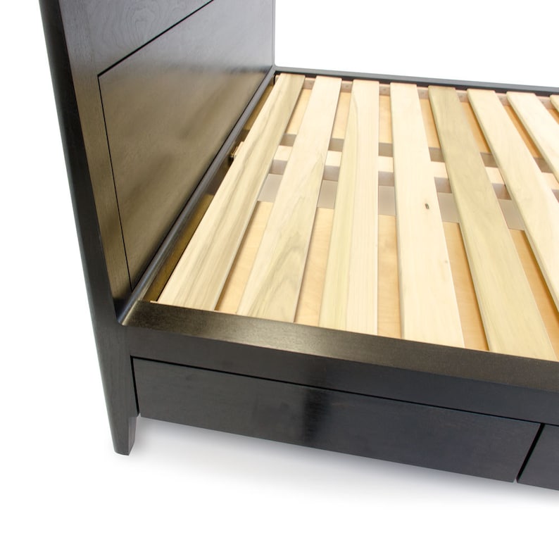 Peut inclure: Cadre de lit en bois noir avec une base &agrave; lattes et un tiroir en dessous. Le cadre de lit est en bois massif et a un design moderne et &eacute;l&eacute;gant.