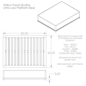 K&ouml;nnte beinhalten: Linienzeichnung eines Plattform-Bettgestells mit Ma&szlig;en in Zentimetern. Der Text lautet "Wilbur Davis Studios Ultra Low Platform Bed". Das Bettgestell ist auf die exakte Gr&ouml;&szlig;e der Matratze zugeschnitten, um den Platzbedarf zu minimieren. Der Text listet auch die Abmessungen f&uuml;r verschiedene Bettgr&ouml;&szlig;en auf: Twin: 99x191, Full: 137x191, Queen: 152x203, King: 193x203, California King: 183x213. Der Text gibt auch an, dass die angegebenen Ma&szlig;e f&uuml;r die Gr&ouml;&szlig;e Queen gelten und dass die Latten b&uuml;ndig mit dem Rahmen abschlie&szlig;en.