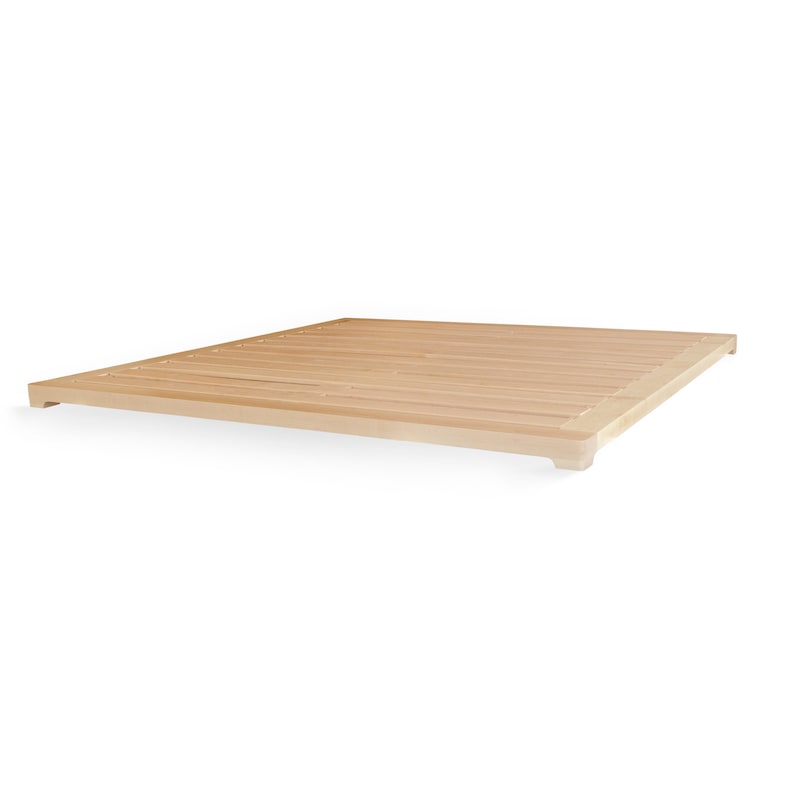 K&ouml;nnte beinhalten: Ein naturfarbener Holz-Plattform-Bettgestell mit Lattenrost.