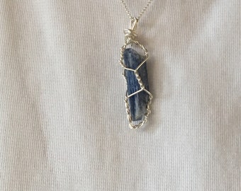 La cyanite fil enveloppé avec pendentif