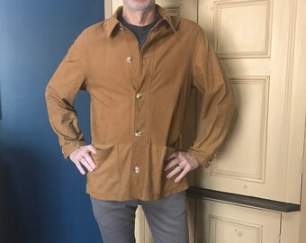 Peut inclure: Une veste en daim marron avec un devant boutonné et deux grandes poches. La veste a une coupe décontractée et est faite d'un matériau doux et confortable.